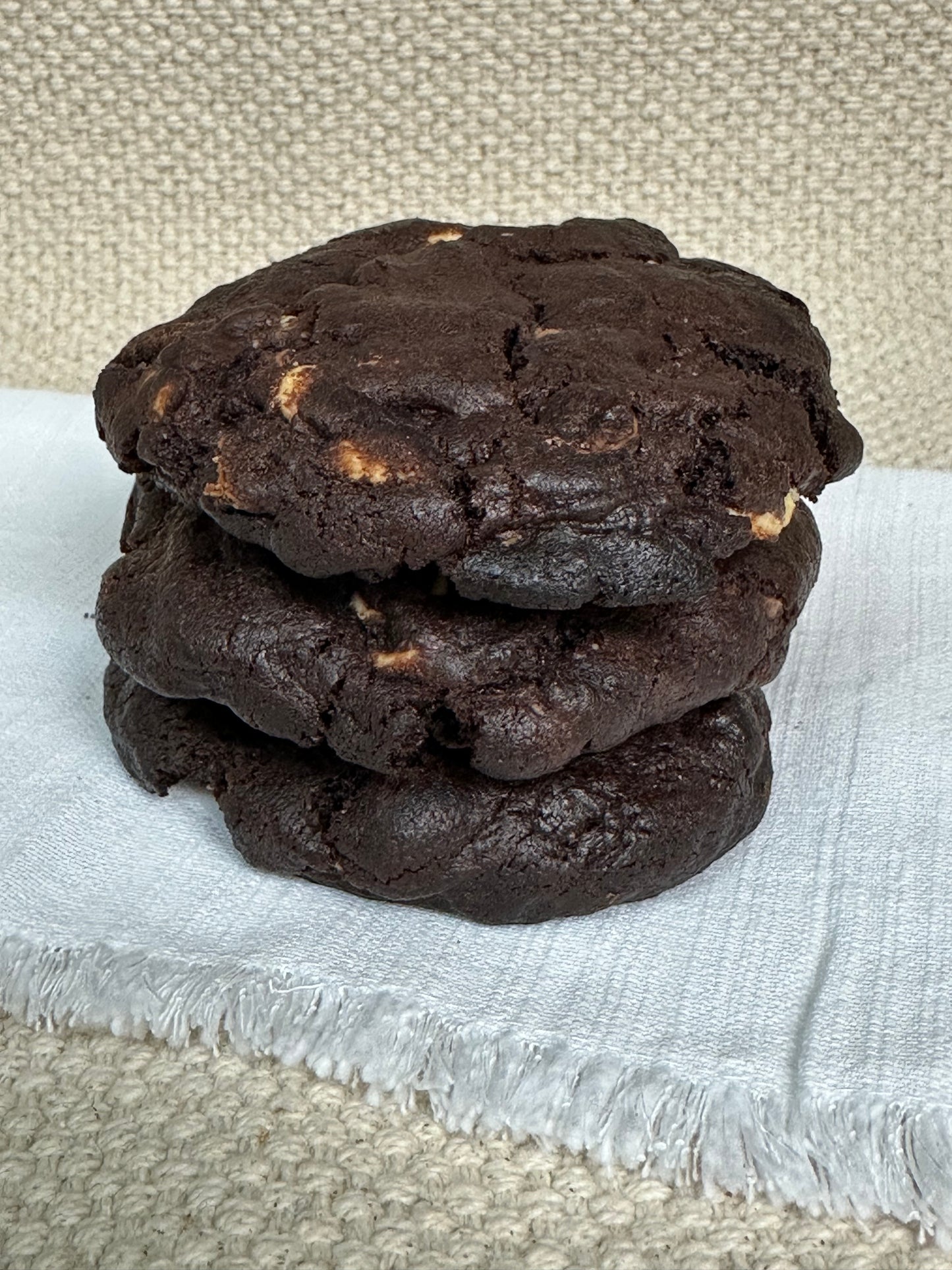 BLACK AND WHITE CHOCOLATE CHIPS COOKIES