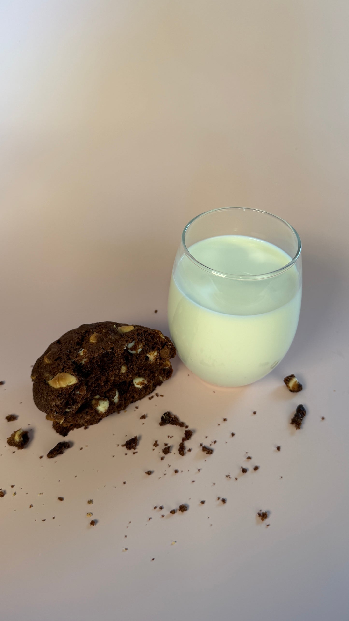 BLACK AND WHITE CHOCOLATE CHIPS COOKIES