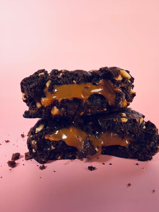 JUMBO CHOCOLATE HALZENUTS COOKIE FILLED WITH CARAMEL